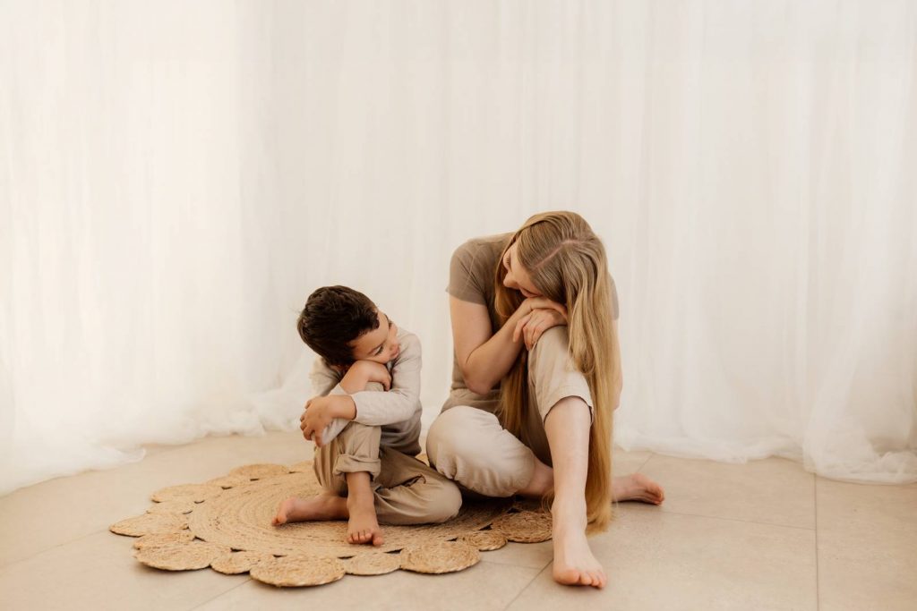 Familienshooting mit Kindern die wirklcih Spaß haben, authentische Fotografie ohne Posing