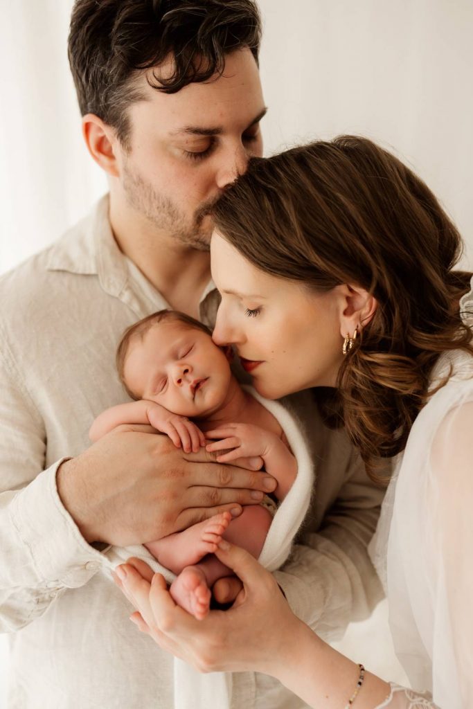 Baby gehalten von Mama und Papa beim Babyshooting