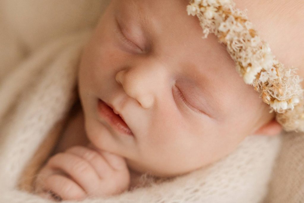 neugeborenes Baby schlafend auf einer Decke