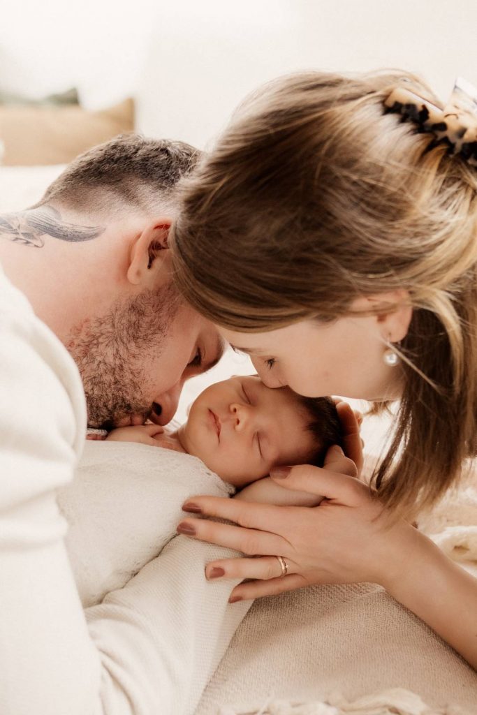 Baby gehalten von Mama und Papa beim Babyshooting