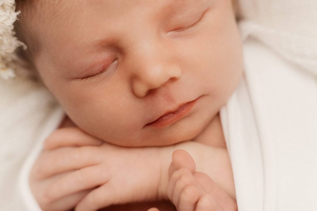 neugeborenes Baby schlafend auf einer Decke
