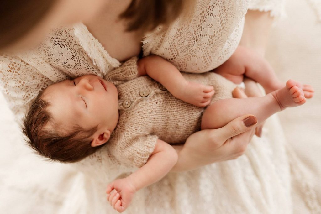 Baby gehalten von Mama beim Babyshooting