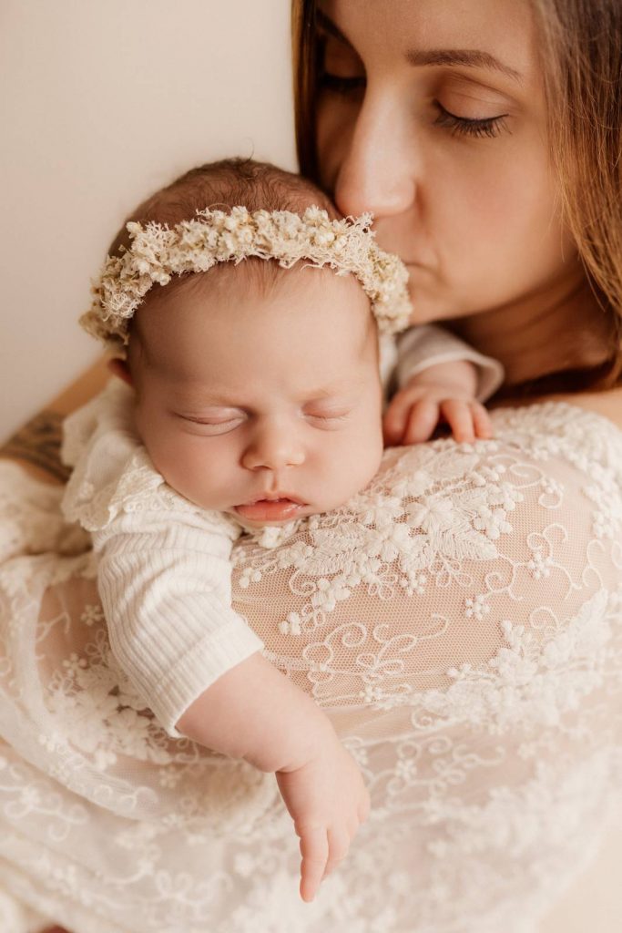 Baby gehalten von Mama beim Babyshooting