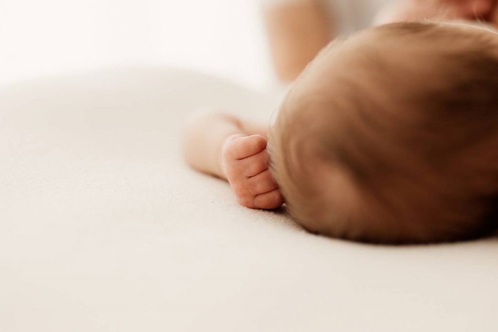 neugeborenes Baby schlafend auf einer Decke