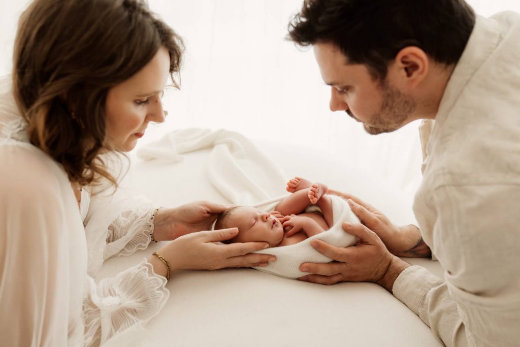 Baby gehalten von Mama und Papa beim Babyshooting