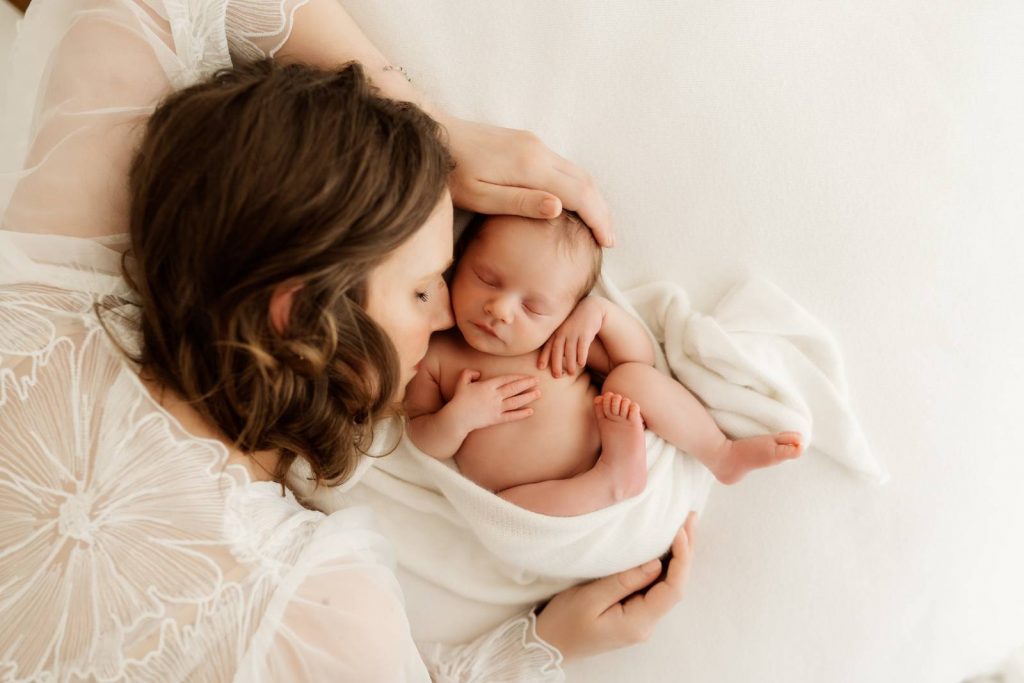 Baby gehalten von Mama beim Babyshooting