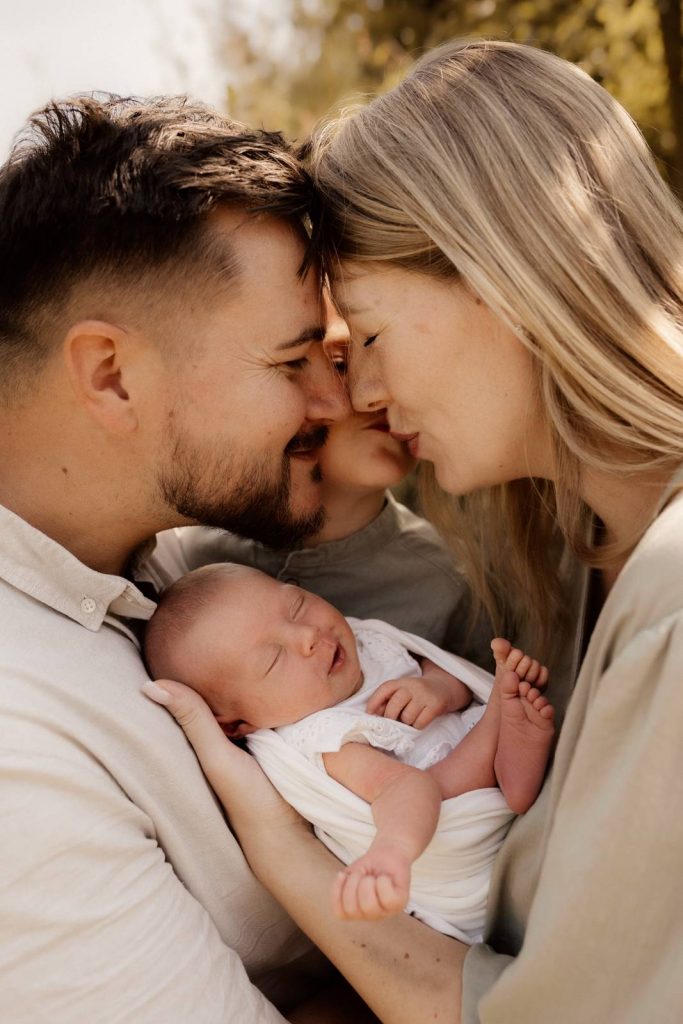 Baby gehalten von Mama und Papa beim Babyshooting