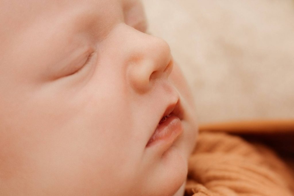 neugeborenes Baby schlafend auf einer Decke