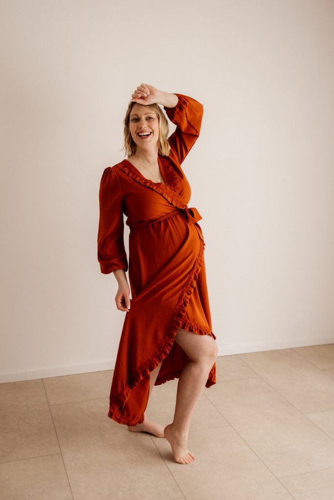 Frau in rotem Shootingkleid aus meinem Kundenkleiderschrank