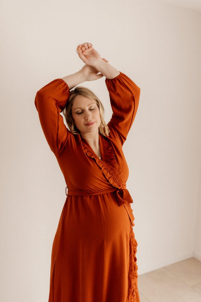 Frau in rotem Shootingkleid aus meinem Kundenkleiderschrank