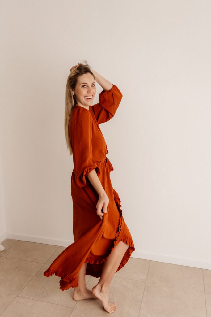 Frau in rotem Shootingkleid aus meinem Kundenkleiderschrank