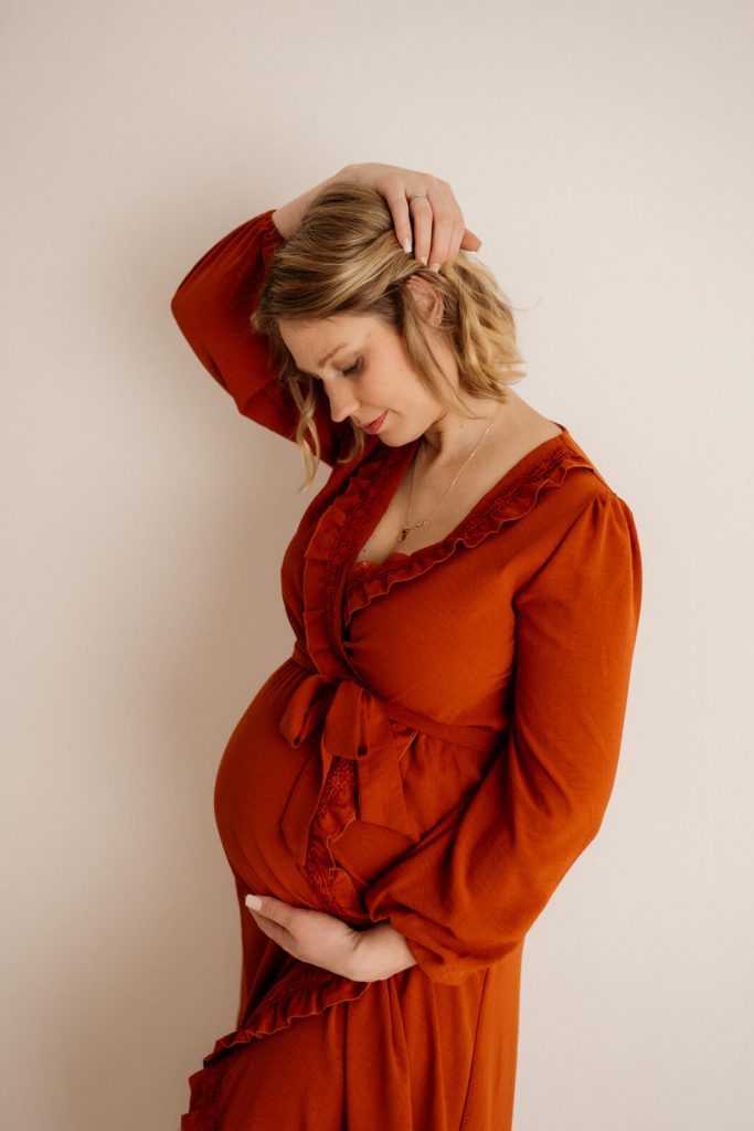 Frau in rotem Shootingkleid aus meinem Kundenkleiderschrank