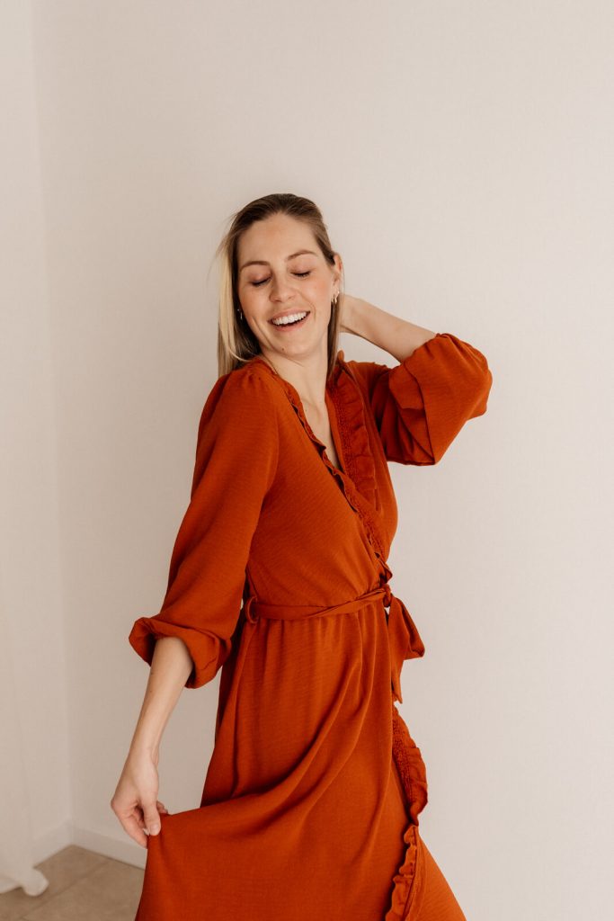 Frau in rotem Shootingkleid aus meinem Kundenkleiderschrank