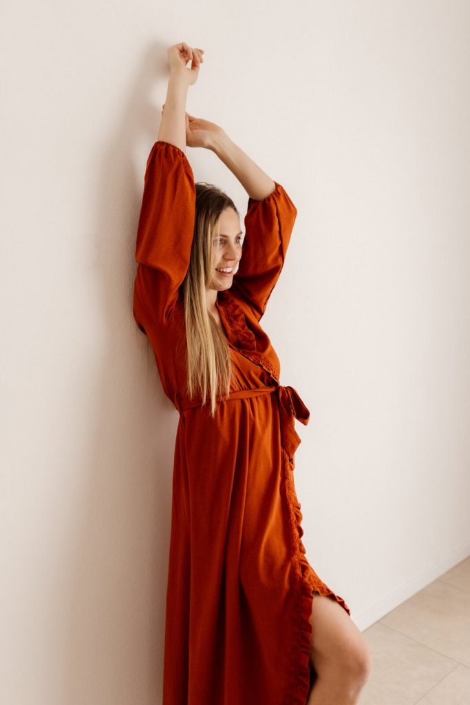 Frau in rotem Shootingkleid aus meinem Kundenkleiderschrank